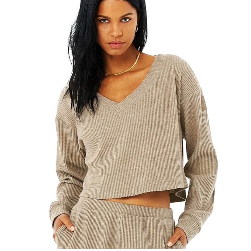 Alo Yoga Muse cropped long sleeve v-neck. Size XS
